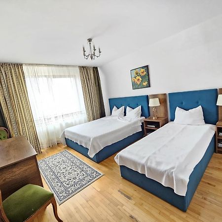 Vila De La Lugas Oradea Exteriör bild