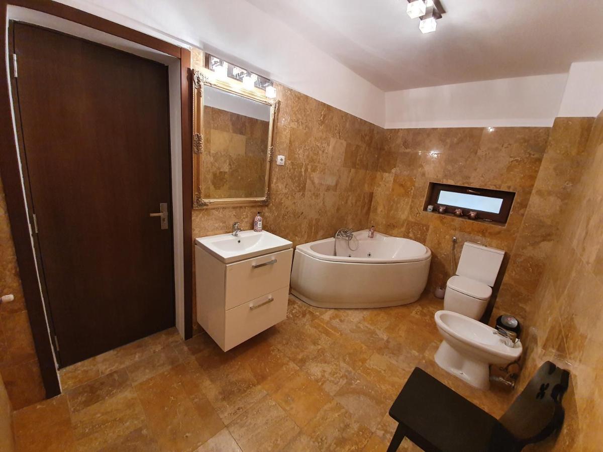 Vila De La Lugas Oradea Exteriör bild