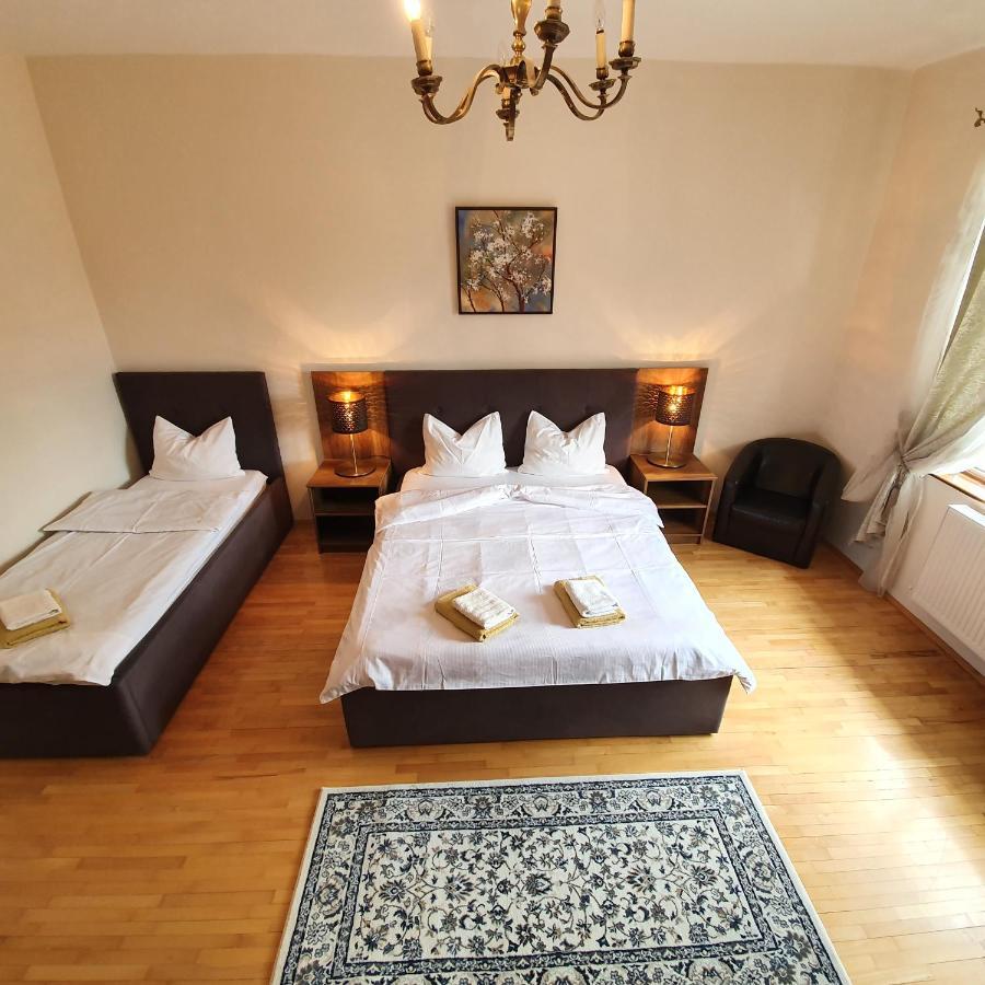 Vila De La Lugas Oradea Exteriör bild